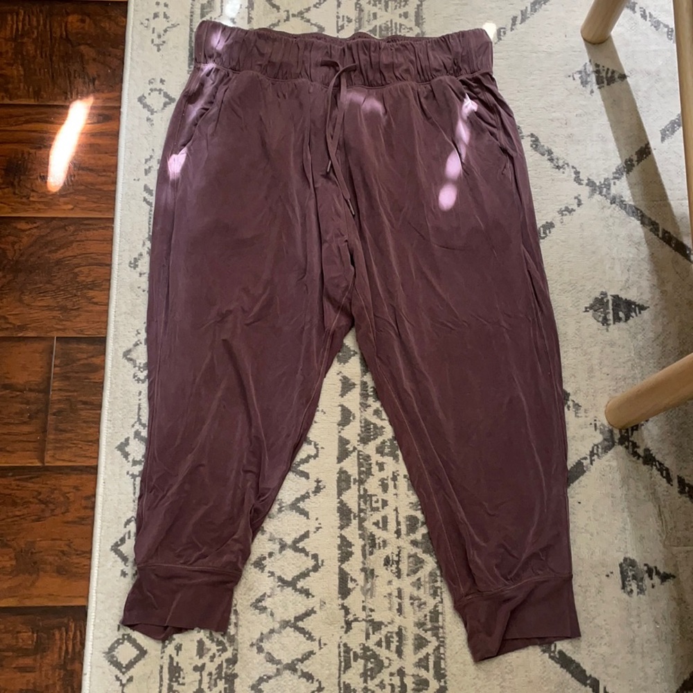Lululemon lost in leisure crop jogger sz 10